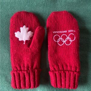 LIKE NEW Olympics Vancouver 2010 Red/White Mittens